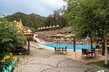 6 indoor pools, 2 outdoor pools, sun loungers
