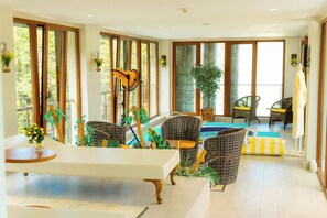 6 albercas techadas, 2 albercas al aire libre y camastros