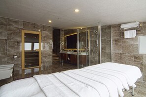 Deluxe Suite, 1 Bedroom, Mountain View | Bathroom amenities