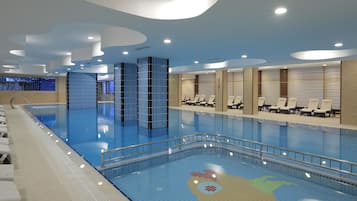 6 piscines couvertes, 2 piscines extérieures, chaises longues