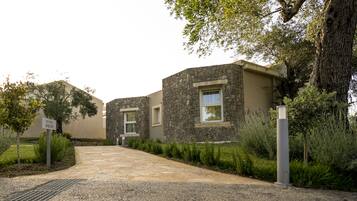Un edificio con facciata in pietra, ingresso lastricato e un cartello che indica 'Suites 310-311'.