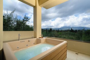 Bungalow Junior Suite with Open Hot Tub | Parveke