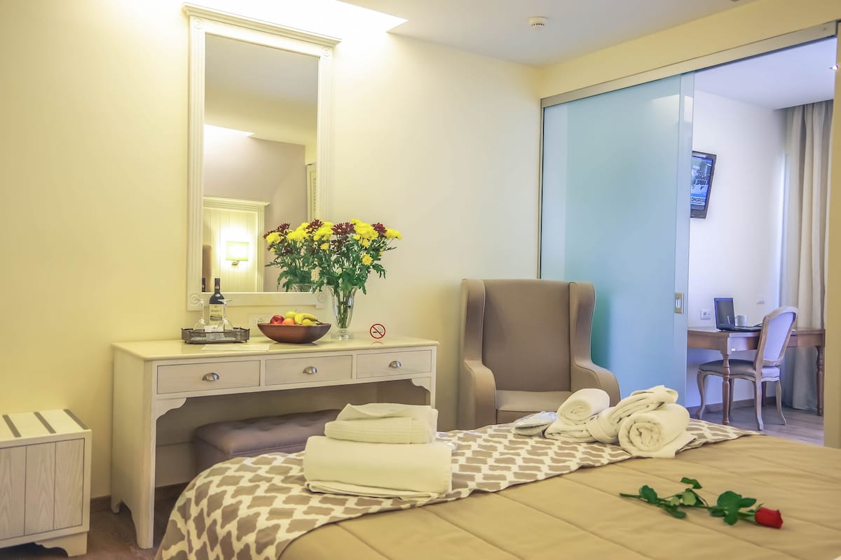 Family Suite | In-room safe, desk, blackout drapes, soundproofing