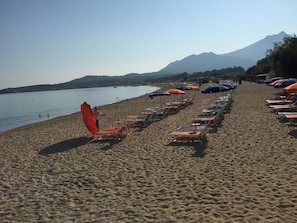 On the beach, white sand, sun-loungers, beach umbrellas - Hotel Serenada (Algajola)