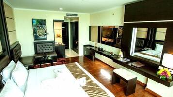 Minibar, in-room safe, desk, free WiFi