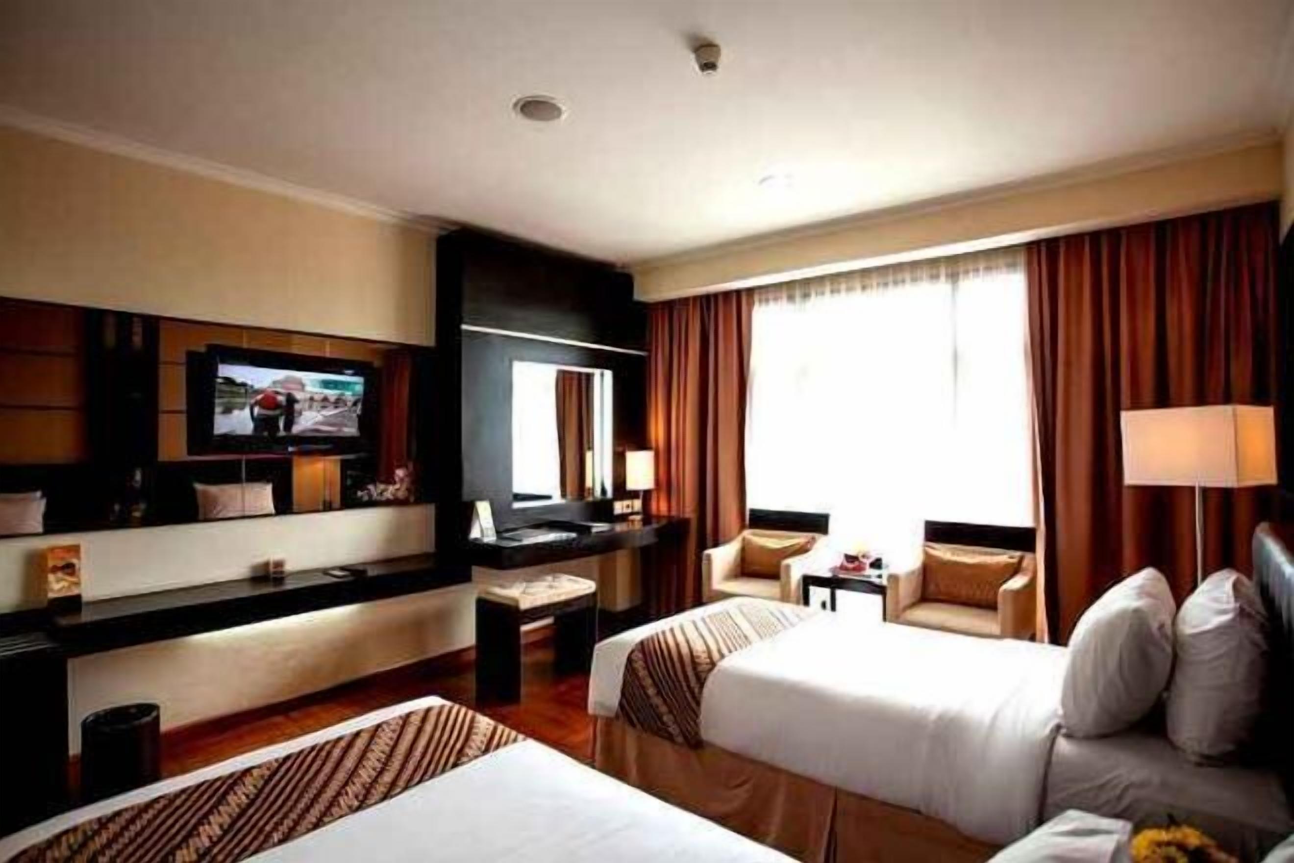 Minibar, in-room safe, desk, free WiFi