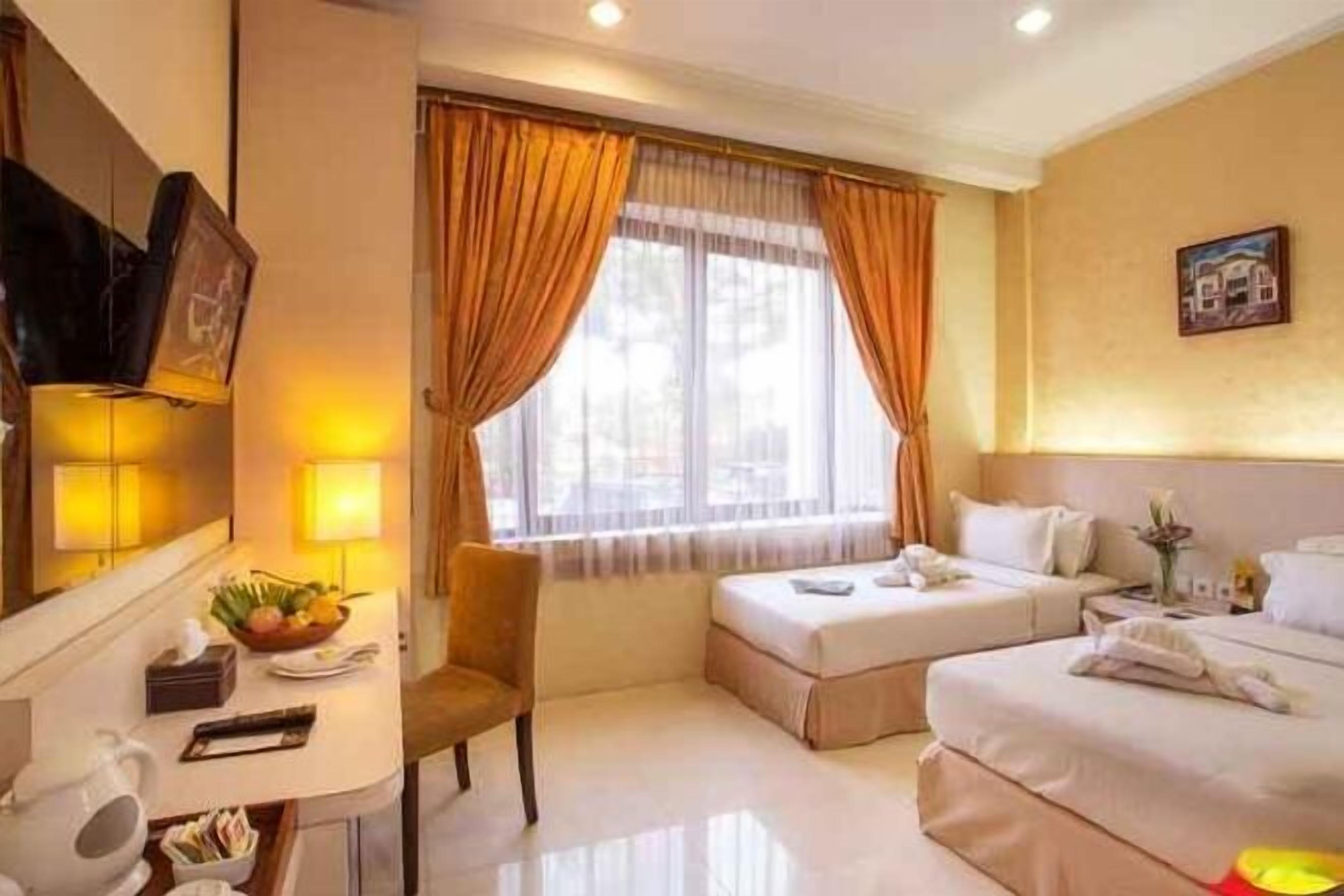 ميني بار وخزنة داخل الغرفة ومكتب وواي فاي مجانًا