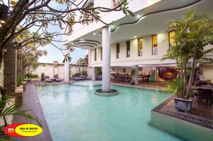 Una piscina al aire libre