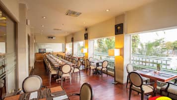 Serveert ontbijt, lunch, diner, internationale gerechten