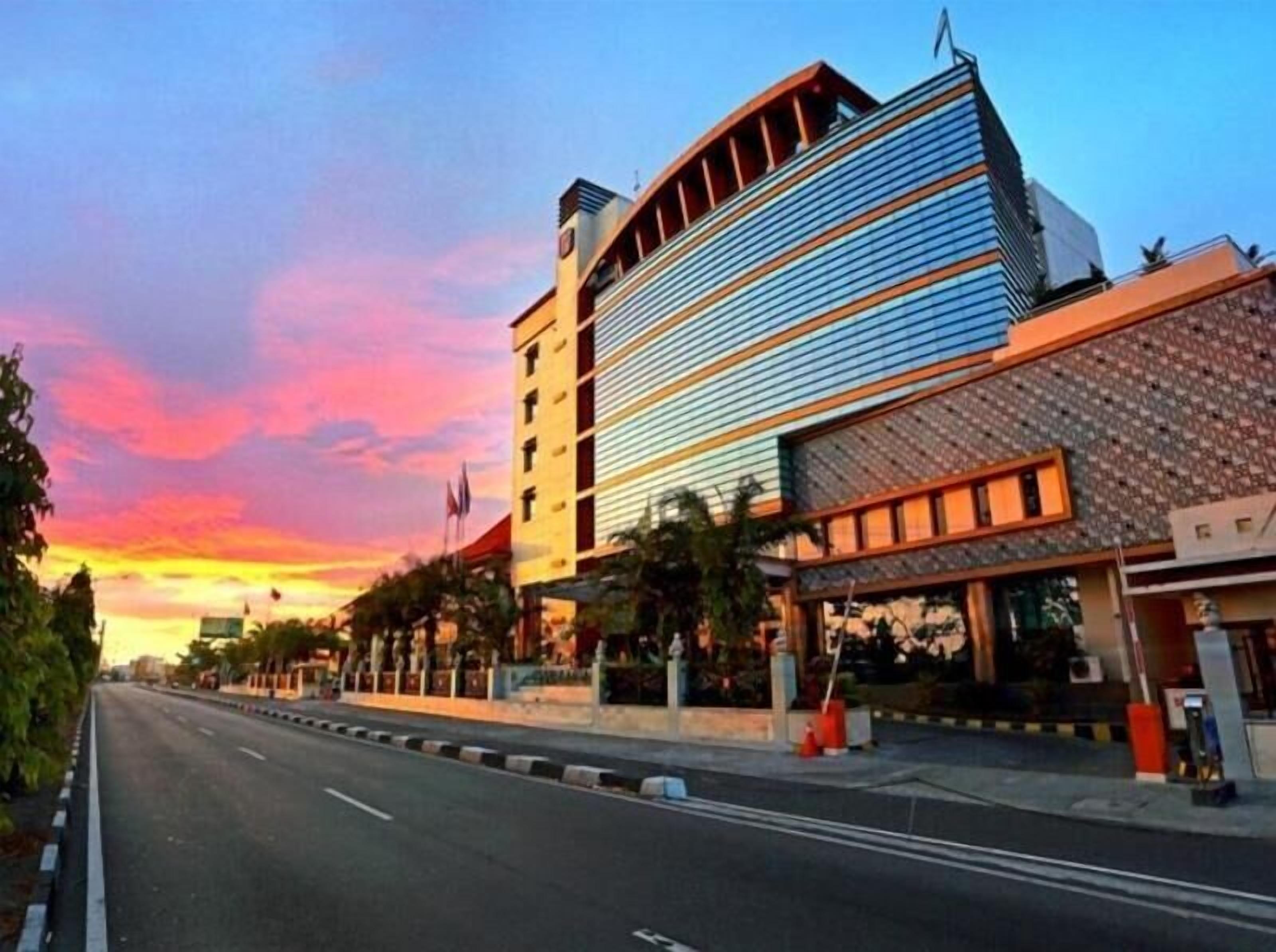 واجهة المنشأة - في المساء/الليل