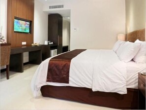 Seprai premium, brankas, meja kerja, dan setrika/meja setrika