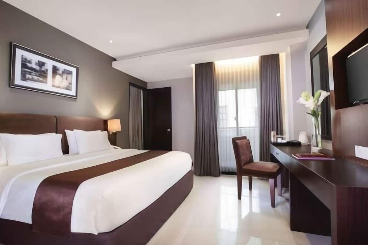Ropa de cama de alta calidad y caja de seguridad en la habitación
