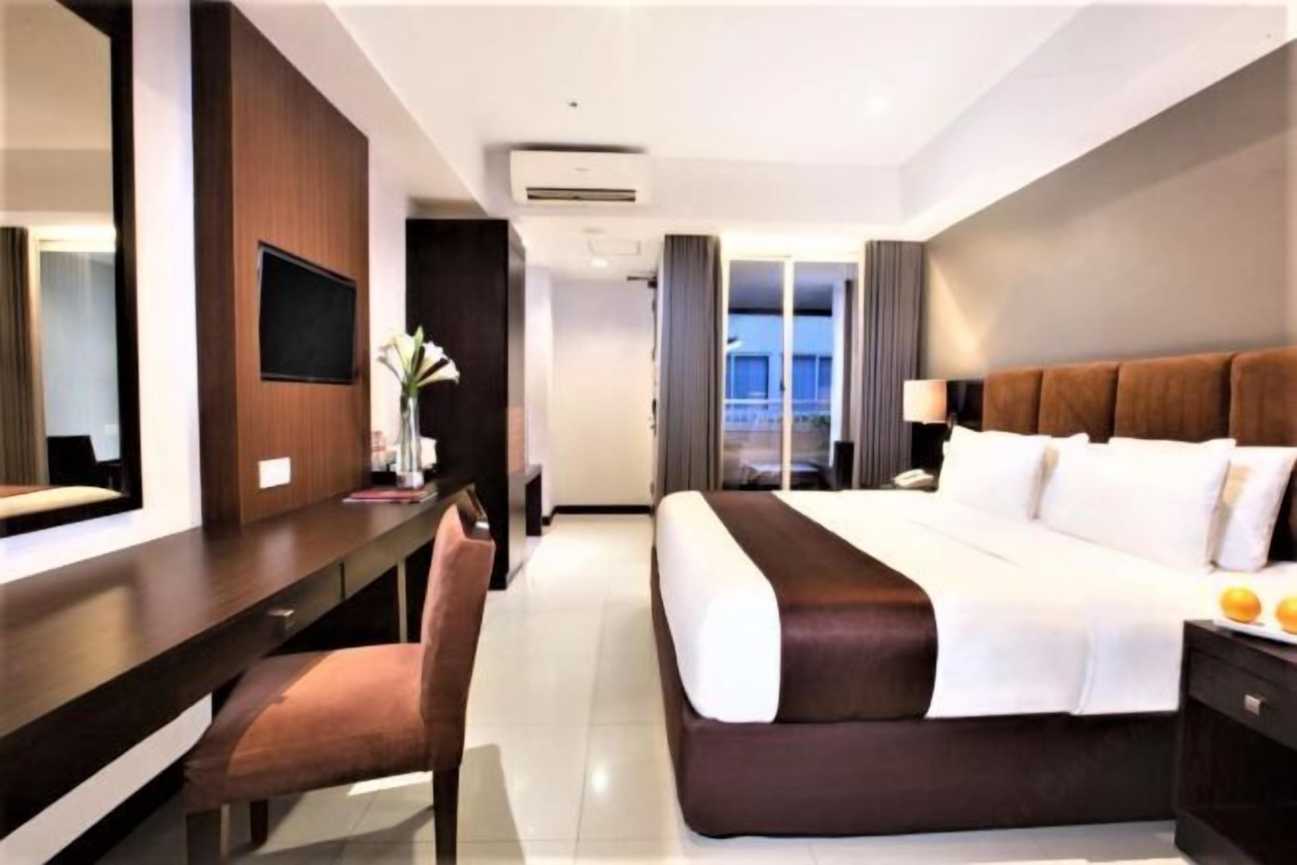 Premium bedding, in-room safe, desk, iron/ironing board