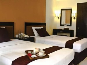 Seprai premium, brankas, meja kerja, dan setrika/meja setrika