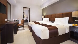 Una habitación de hotel moderna con una cama grande, un escritorio y una silla.