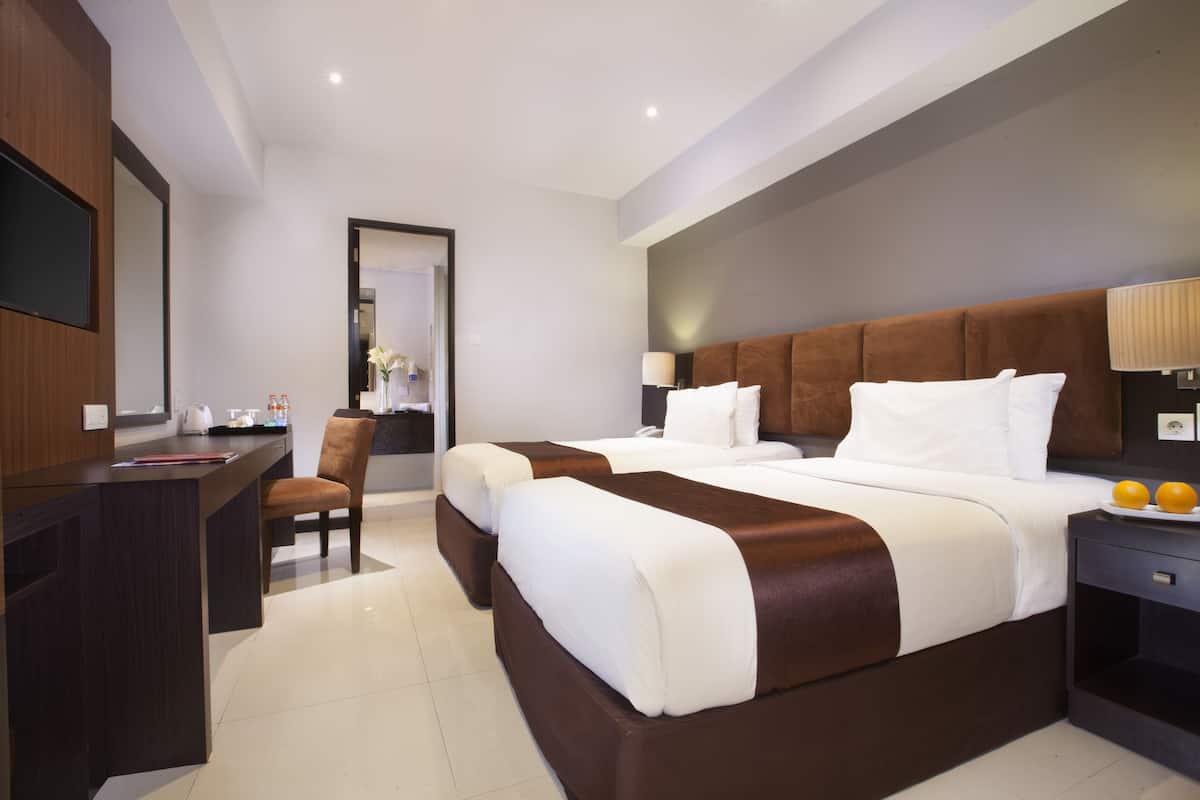 Ropa de cama de alta calidad y caja de seguridad en la habitación