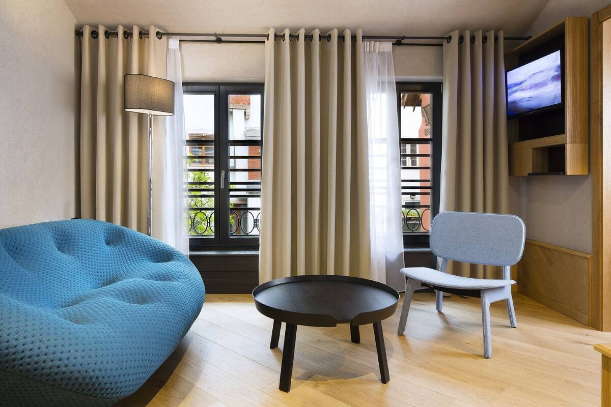 suite | living area | lcd tv, ipod dock, mp3 dock