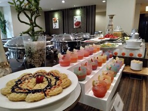 Frokost, lunsj og middag serveres, internasjonale retter