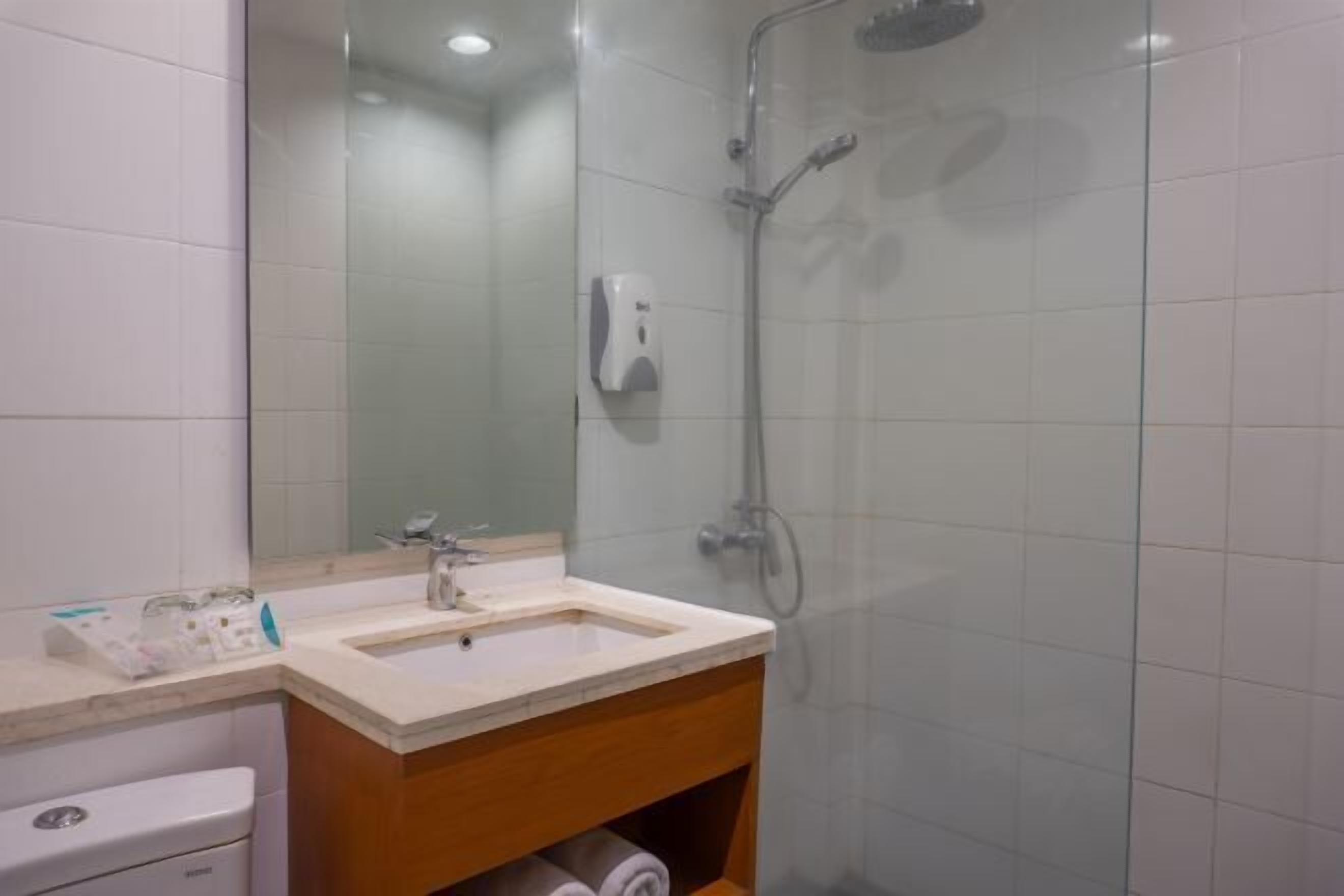 Douche, douche hydromassante, articles de toilette gratuits, chaussons