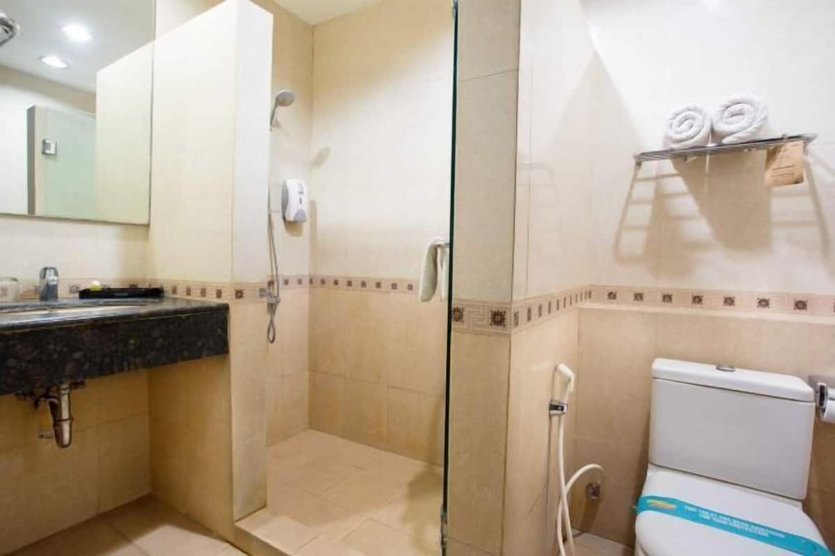 Ducha, cabezal de ducha con hidromasaje, artículos de tocador gratuitos