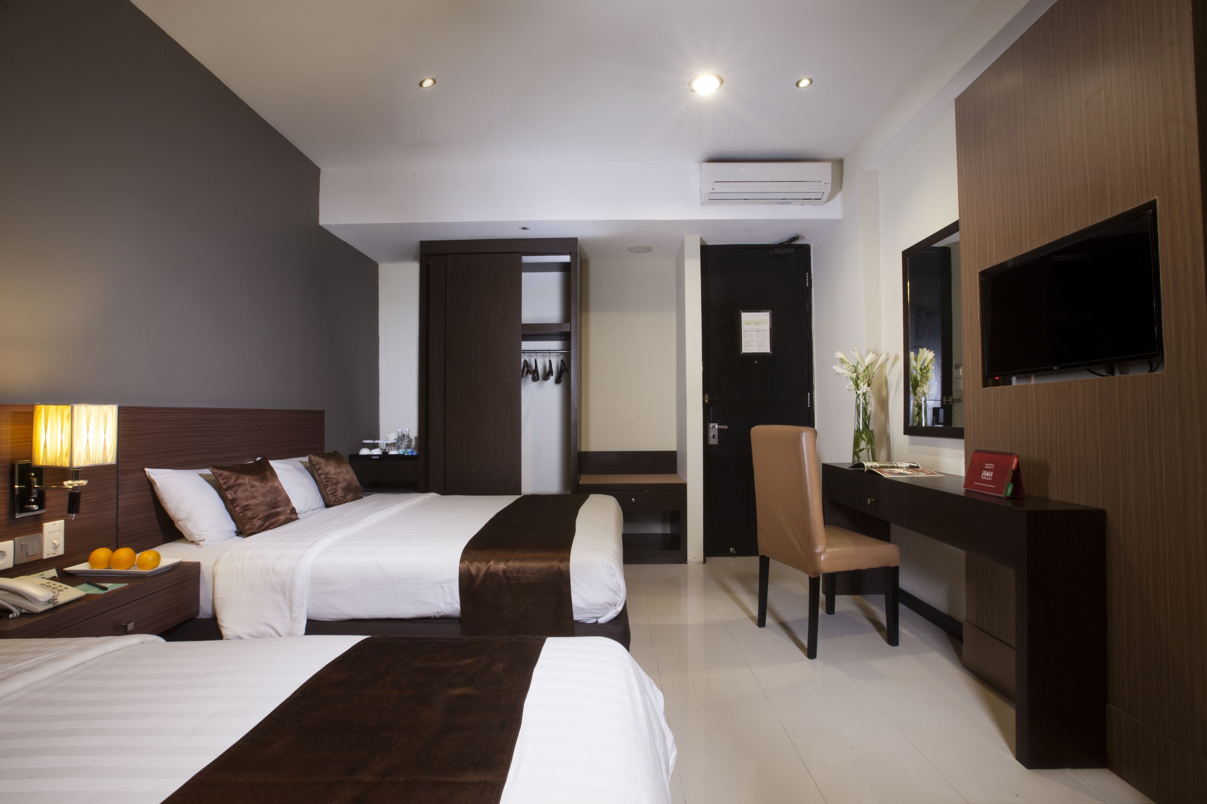 XL Room | In-room safe, desk, soundproofing, iron/ironing board