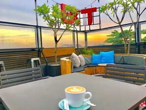 Bar (on property) - Regantris Malioboro (Yogyakarta)