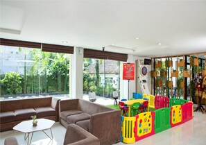 Lobby sitting area - Regantris Malioboro (Yogyakarta)