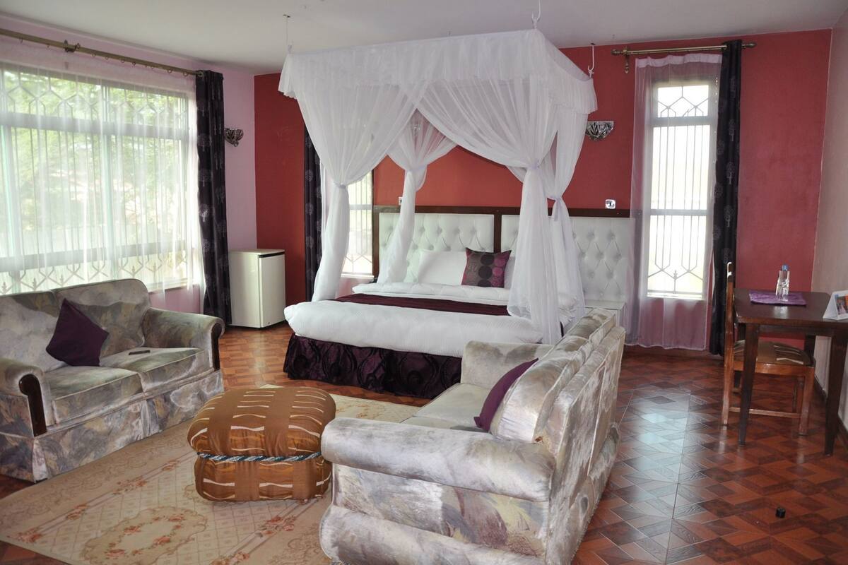 Ropa de cama de alta calidad y caja de seguridad en la habitación