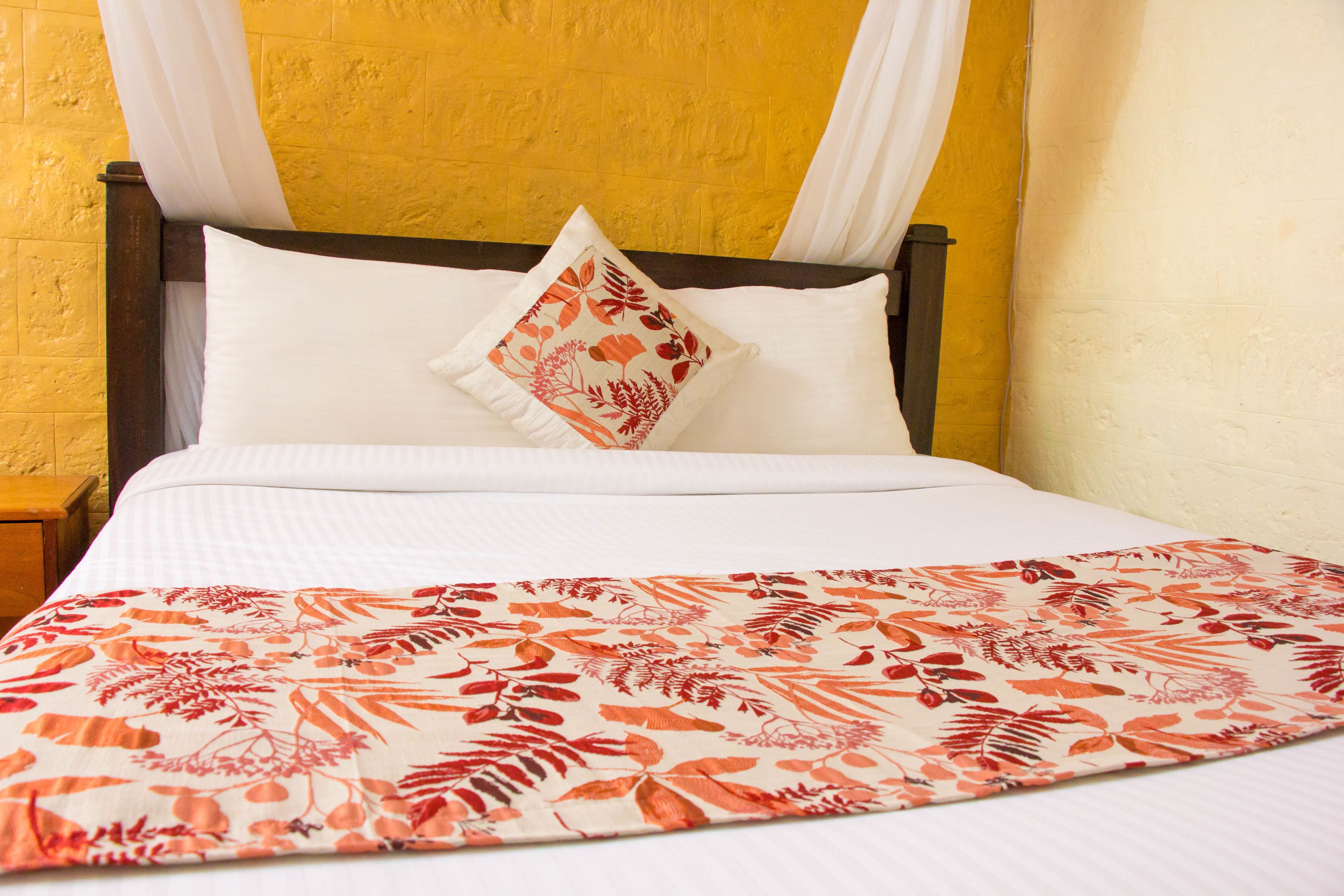 经济单人房 | 高档床上用品、客房内保险箱、特色家居、办公桌