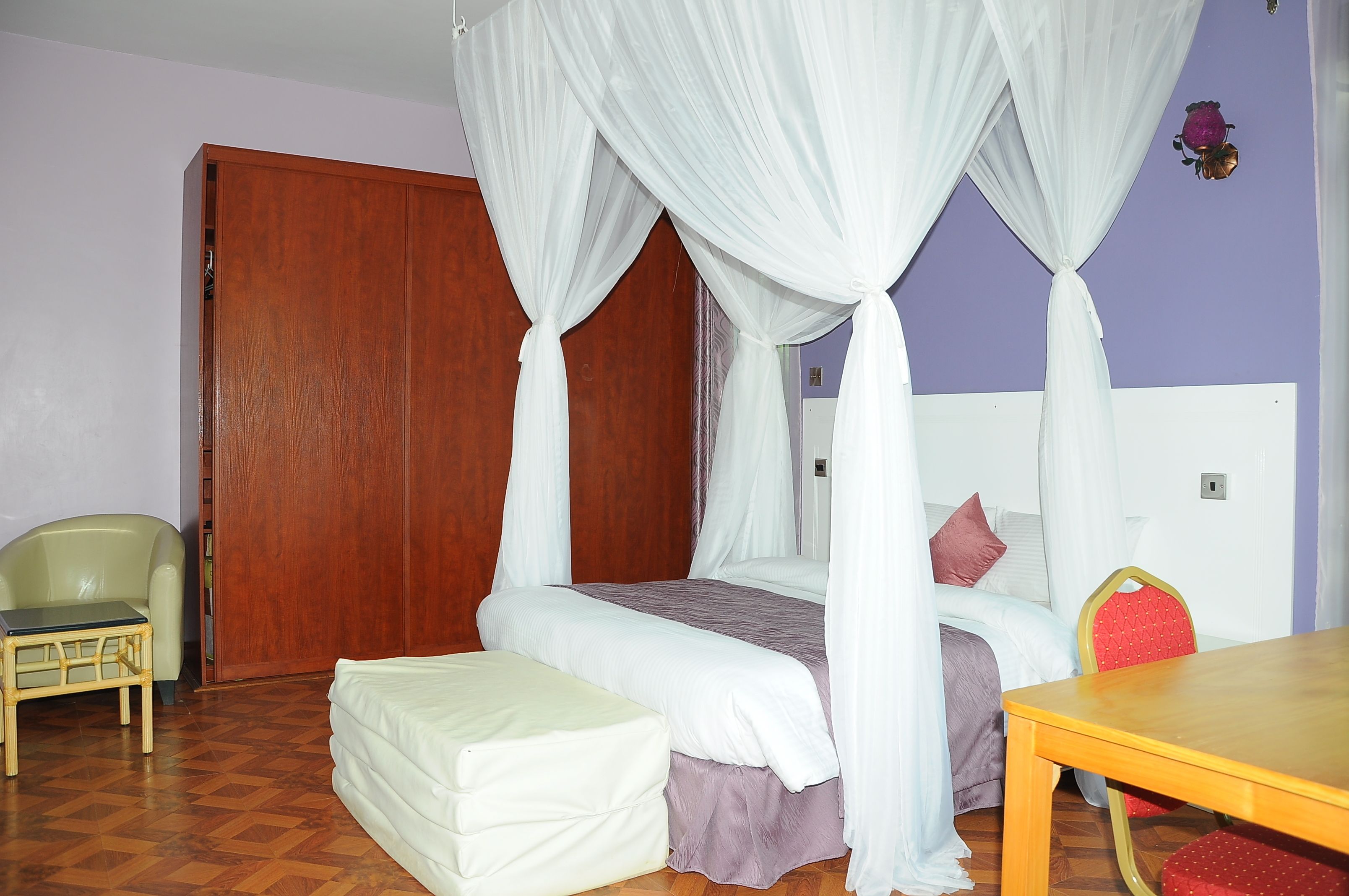 Quarto solteiro luxo | Roupas de cama premium, cofres nos quartos, individualmente mobiliados