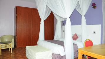 Quarto solteiro luxo | Roupas de cama premium, cofres nos quartos, individualmente mobiliados