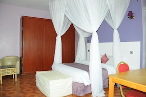 Quarto solteiro luxo | Roupas de cama premium, cofres nos quartos, individualmente mobiliados