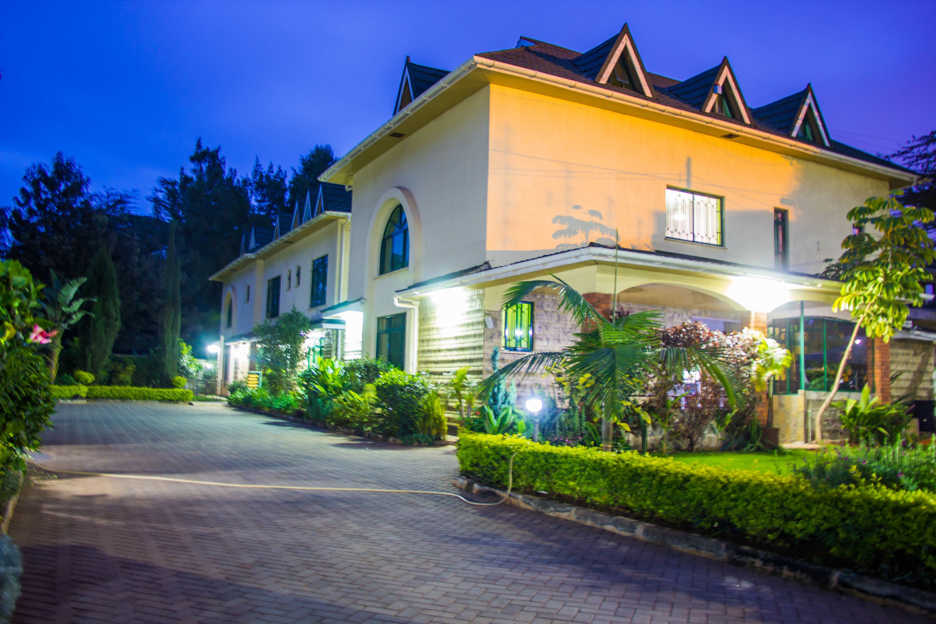 Voorkant accommodatie - avond/nacht