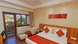 Golden Premium Room with balcony | Seprai premium, brankas, meja kerja, dan tirai kedap cahaya