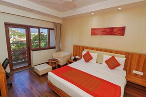 Golden Premium Room with balcony | Premium bedding, in-room safe, desk, blackout drapes - Le ROI Udaipur (Udaipur)