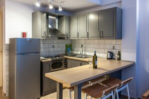 Departamento Deluxe | Cocina privada | Refrigerador con congelador, horno y parrilla de estufa 