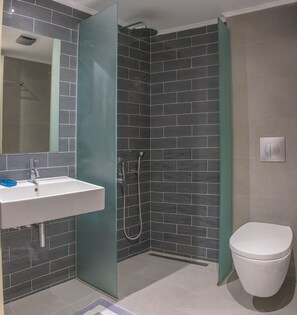 Deluxe-Apartment | Badezimmer | Dusche, Komfortbadewanne, Regendusche, kostenlose Toilettenartikel