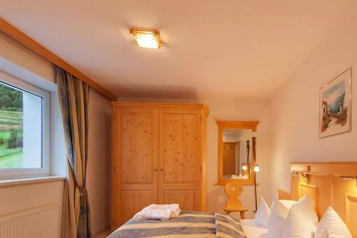 standard double room, balcony (mutzkopf) | 1 bedroom, minibar, in-room safe, desk