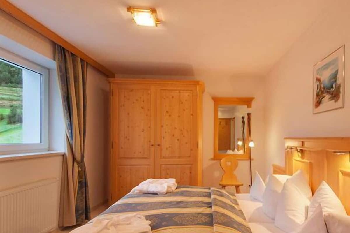 Standard Double Room, Balcony (Mutzkopf)