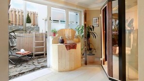 Een modern interieur met een stenen openhaard, houten meubels en grote ramen.