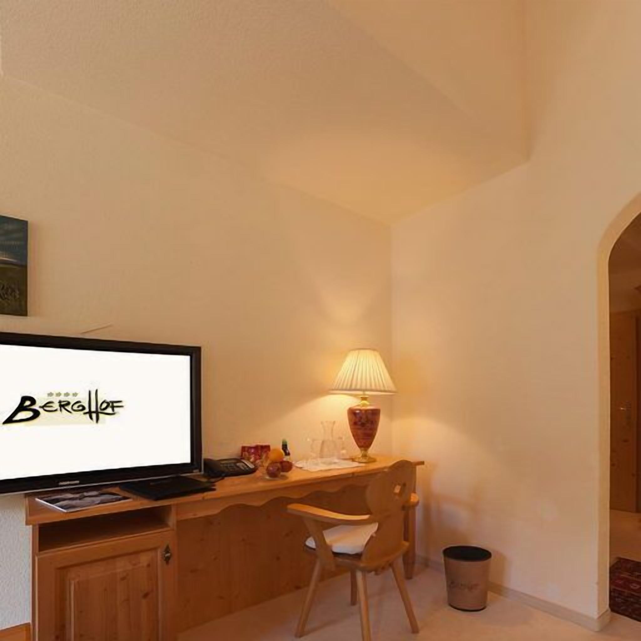 suite, 2 bedrooms, balcony (engadin) | in-room business centre
