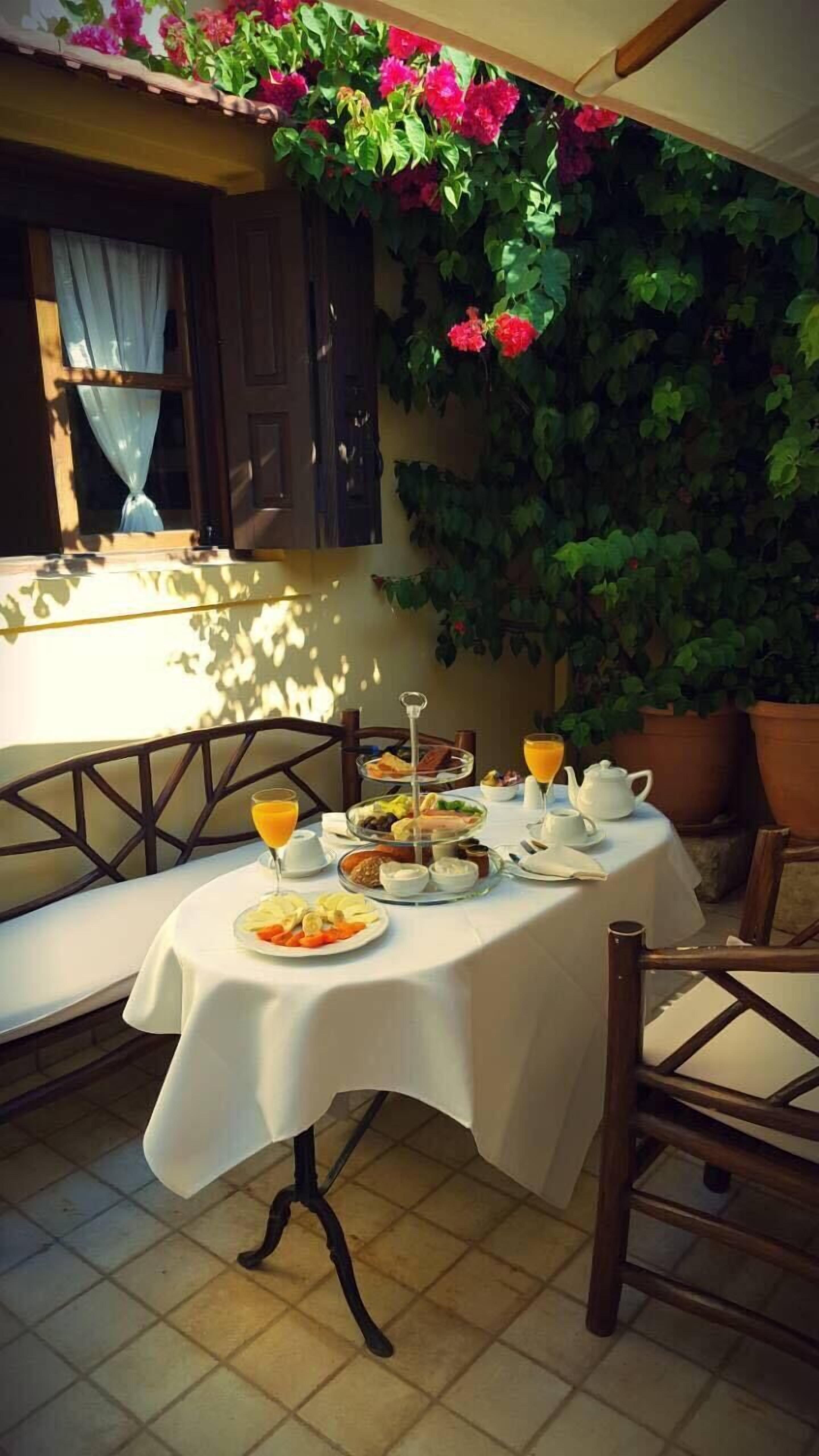 Desayuno de cocina local (EUR 9 por persona) 