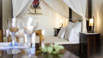 Suite superior, balcón, vistas a la ciudad | Escritorio, sistema de insonorización, cunas gratuitas