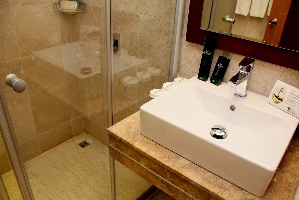 standard double room | bathroom | shower, free toiletries, hair dryer, bathrobes