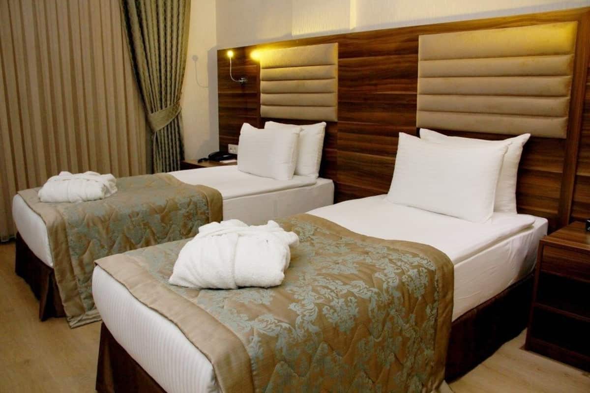 standard double room | 1 bedroom, minibar, in-room safe, desk