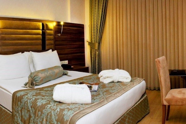 Standard Double Room | Minibar, in-room safe, desk, soundproofing