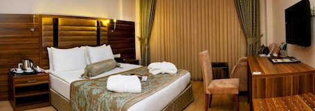 Kamar Double Standar | Minibar, brankas, meja kerja, dan kedap suara