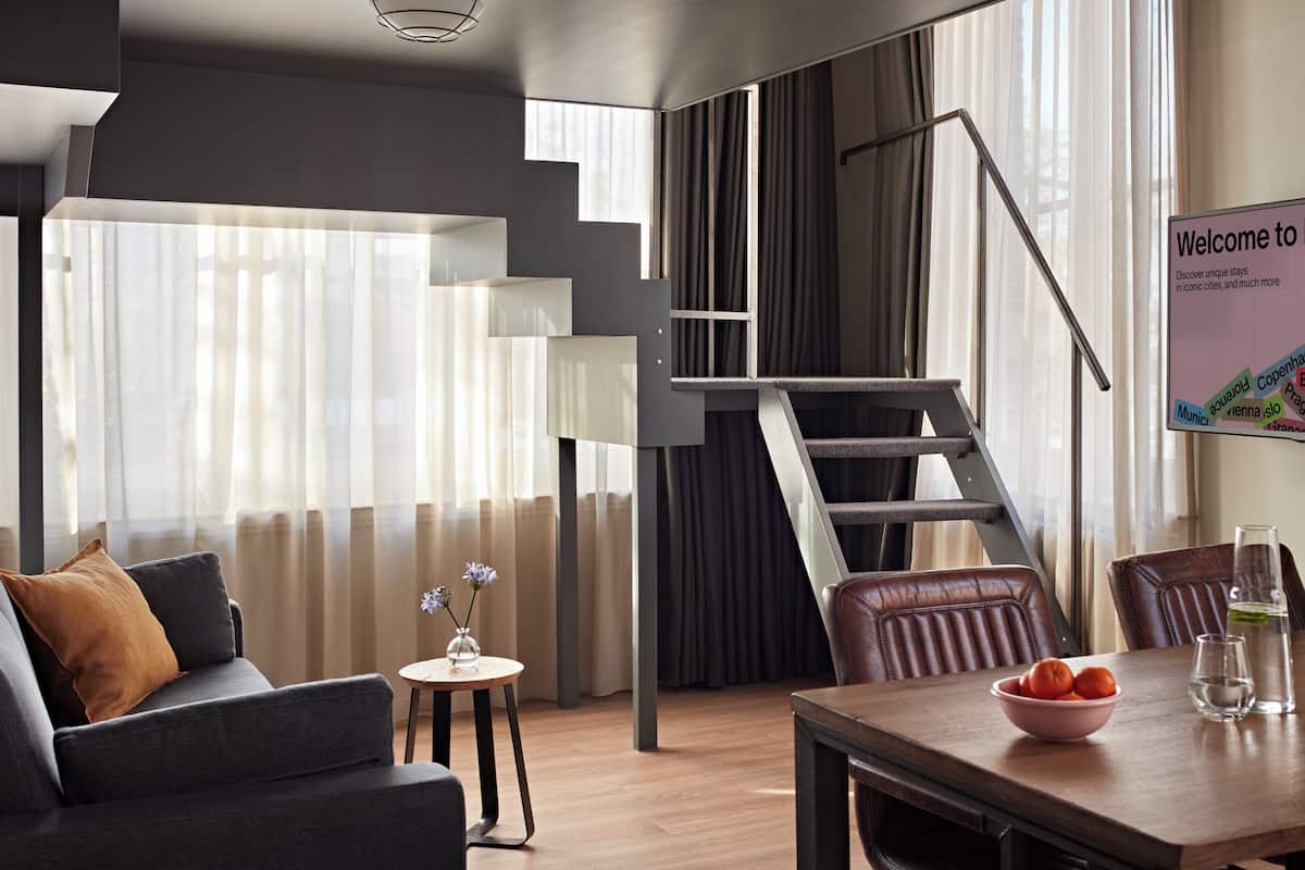 Een 32-inch flatscreentelevisie met kabelzenders en een televisie