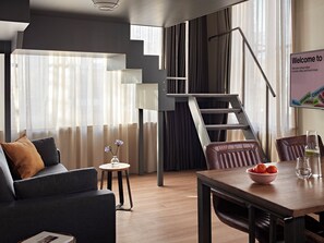 En 32-tommers Flatskjerm-TV med kabel-kanaler samt TV