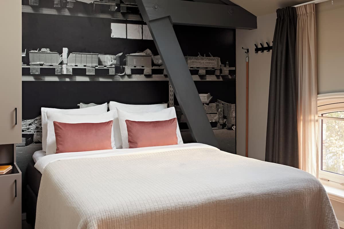 Medium Studio with Kitchen | Een kluis op de kamer, een laptopwerkplek, geluiddichte muren